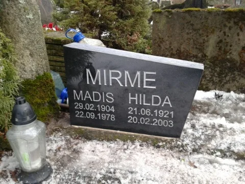 Vana hauakivi kaetud uue graniitplaadiga