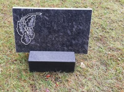 Надгробный-плит-мотив-дубовая ветвь-40x25x3см