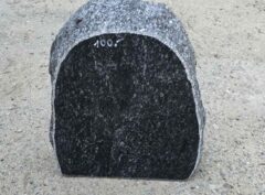 Надгробный камень со скидкой 28x34x11 см с гравировкой