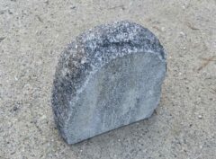 Надгробный камень со скидкой 28x34x11 см с гравировкой