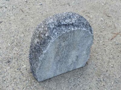 Надгробный камень со скидкой 28x34x11 см с гравировкой